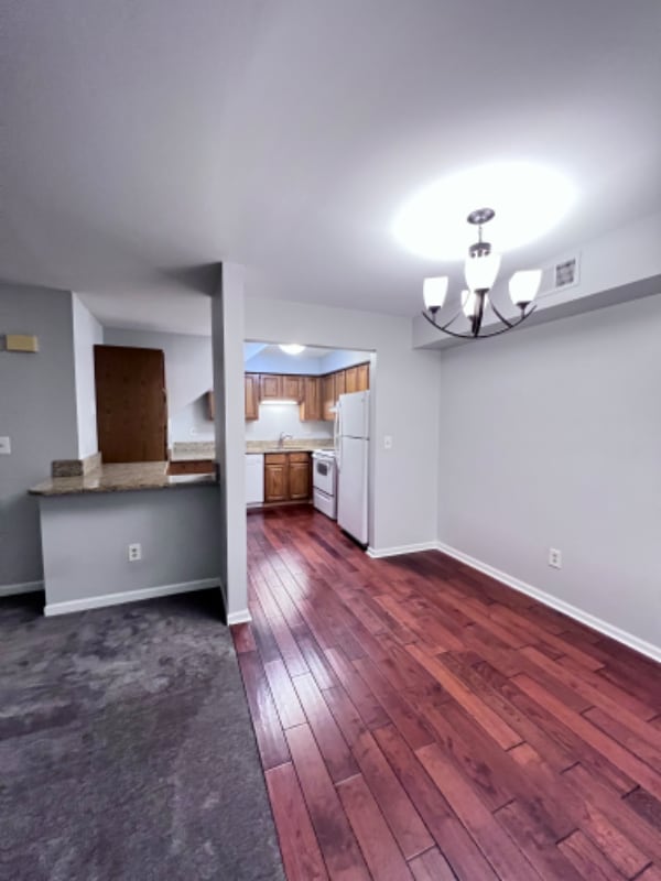 Building Photo - 212 Pinewood Dr
