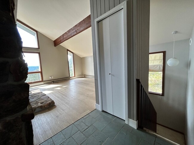Building Photo - 2 Bedroom Mountain Home with Loft and Spec...
