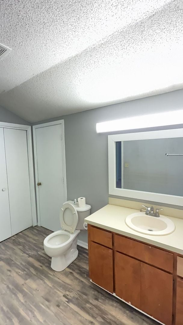 Building Photo - Updated 2-Bedroom Townhome Across from Sum...