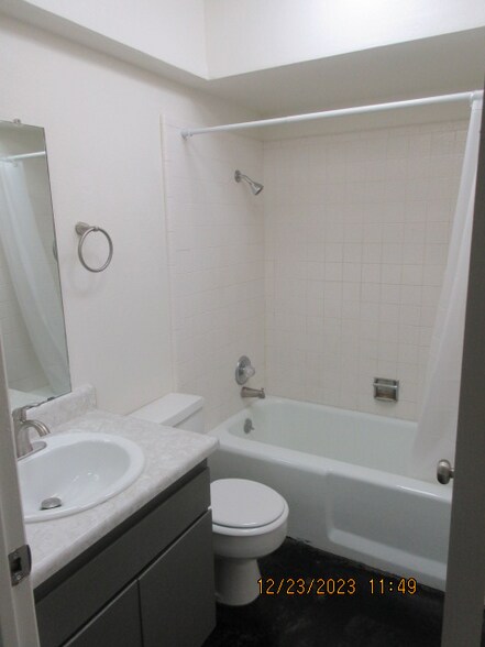 Building Photo - 198 W Mariposa St