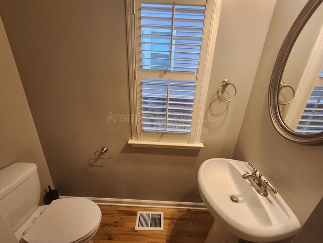 Building Photo - 587 Delbridge St NW