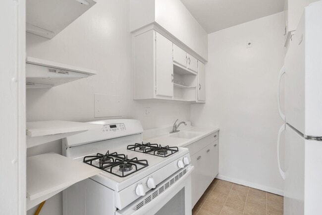 Building Photo - Sun-Filled, Top Floor L Shaped Studio In M...
