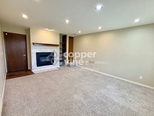 Building Photo - 495 Ash St