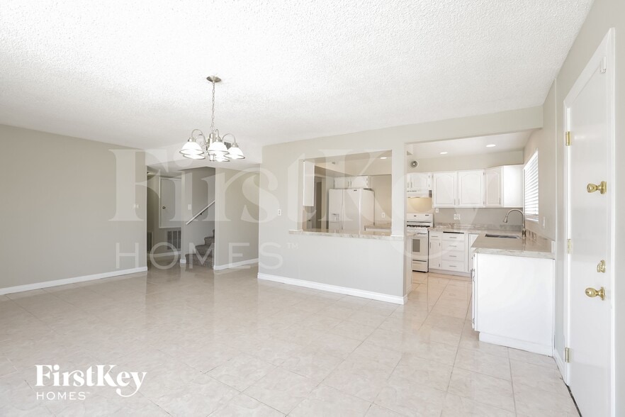 Building Photo - 825 Antigua St