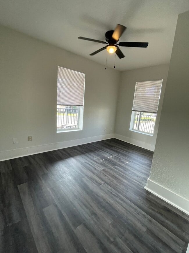 Building Photo - Corner Unit Overlooking Downtown Umatilla Granite Counters