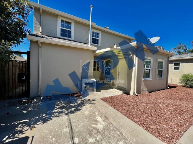Building Photo - 401 W Mariposa Ave