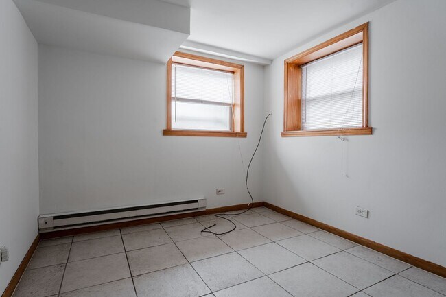 Building Photo - Lincoln Square / Ravenswood - 2 Bed / 1 Ba...