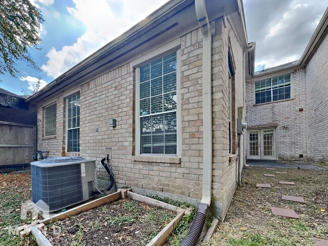 Building Photo - 1127 Enclave Square E