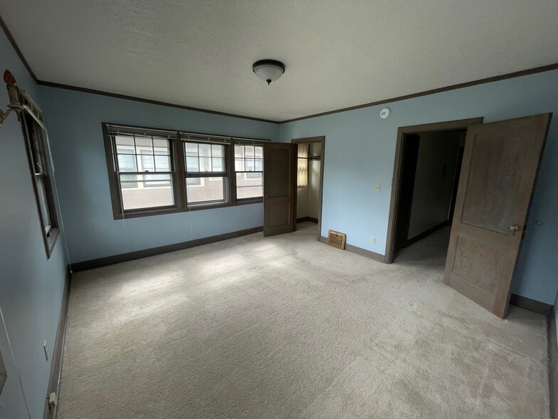 14 x 14 Bedroom with walk in closet! - 1223 NE Schuyler St