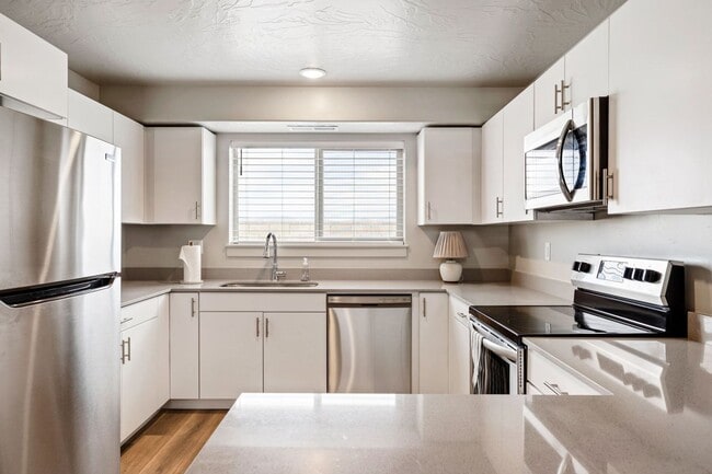 Building Photo - Top Floor 2 Bed 1 Bath