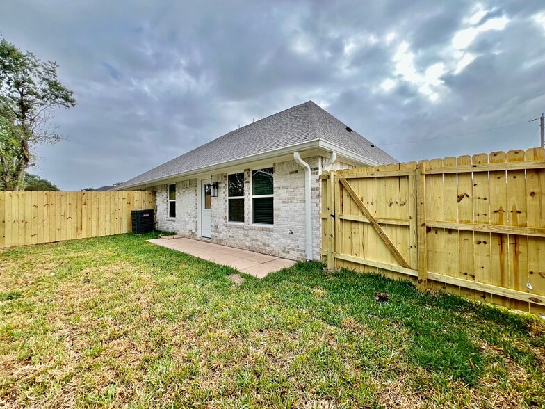 Building Photo - 565 S 28th St