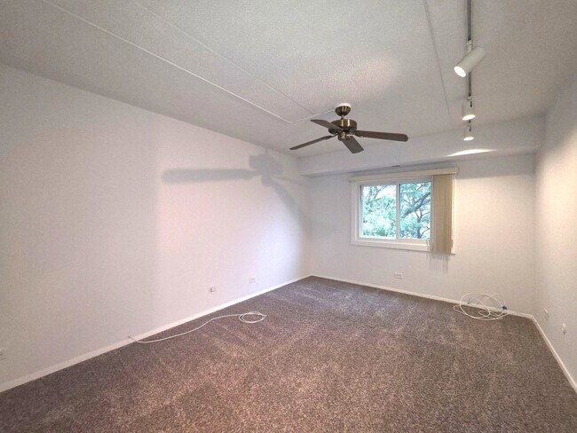 Building Photo - 350 Plum Creek Dr