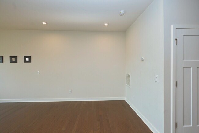 Building Photo - Rent to Own Option - Beautiful, like new 3BR/2.5BA townhouse in Goodlettsville