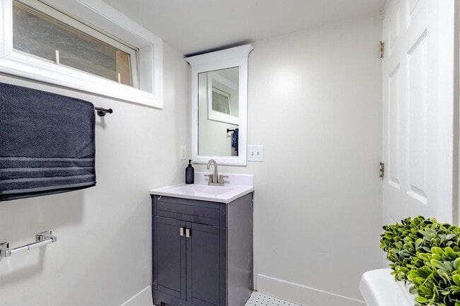 Building Photo - Updated 4 bedroom Bayview Single Family Home