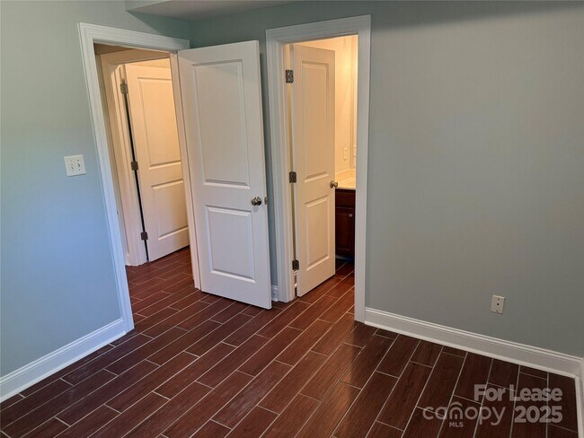 Building Photo - 311 Woodvale Pl