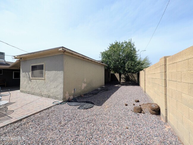 Building Photo - 2443 E Earll Dr
