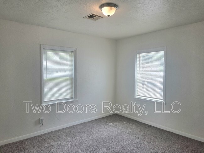 Building Photo - 222 W Fairchild Dr