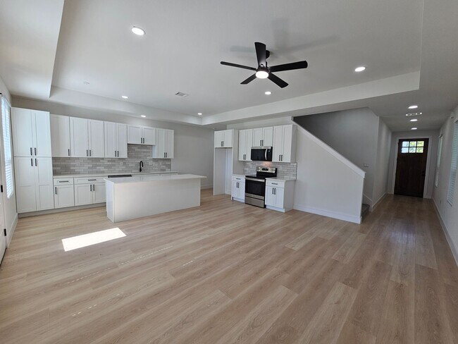 Building Photo - Available now ready for immediate move in ...