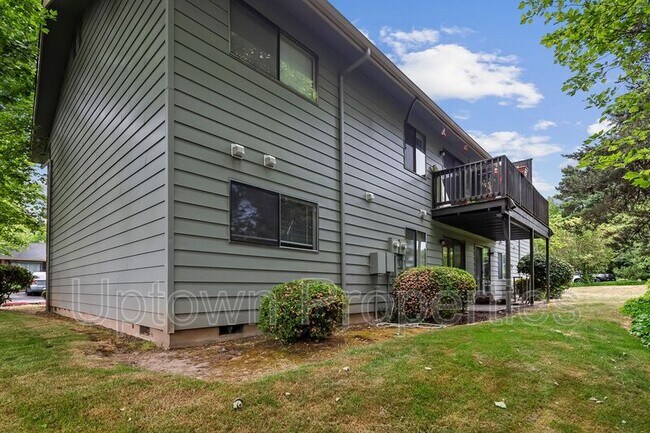 Building Photo - 5660 SW 180th Ave