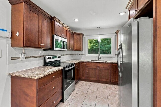 Building Photo - 208 Yancy Dr SE