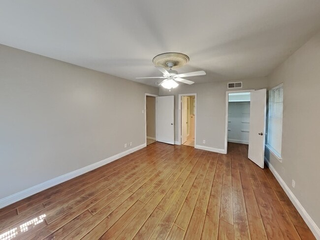 Building Photo - No Application Fee* Plus $250 Off First 2 ...