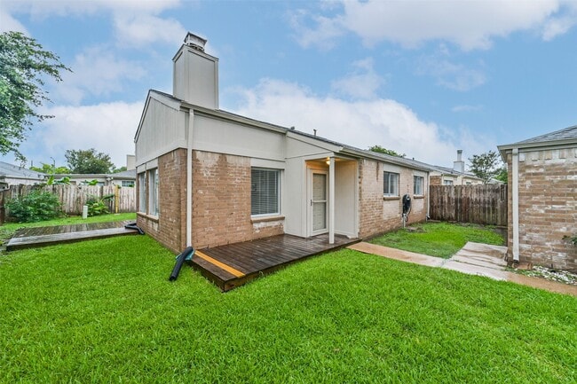 Building Photo - 18515 Meadows Way Dr