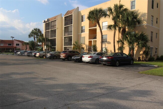Building Photo - 8005 Lake Dr