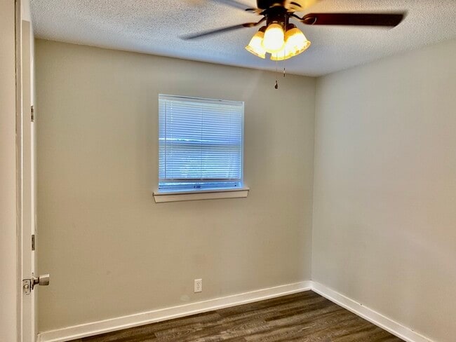 Building Photo - Hillcrest Apts: Rossville 2Bed/1Bath Apart...