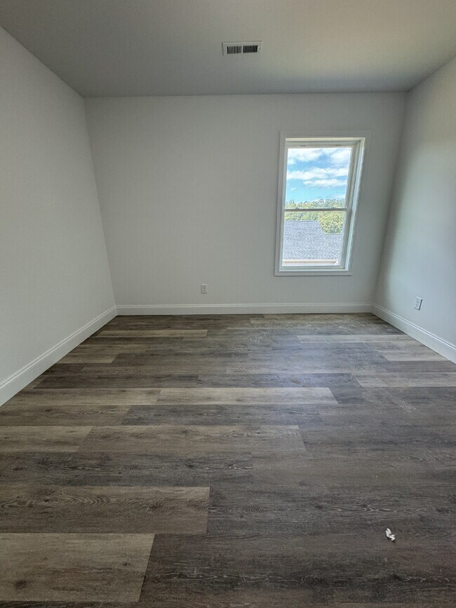 Building Photo - "Charming 3-Bed Haven with Granite Touches in Scenic Mars Hill"