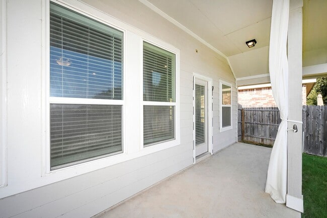 Building Photo - Move-In Special! Enjoy 2 Weeks Free Rent o...