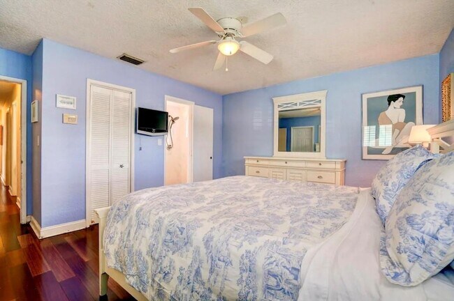 Building Photo - 2725 SE 2nd Ct