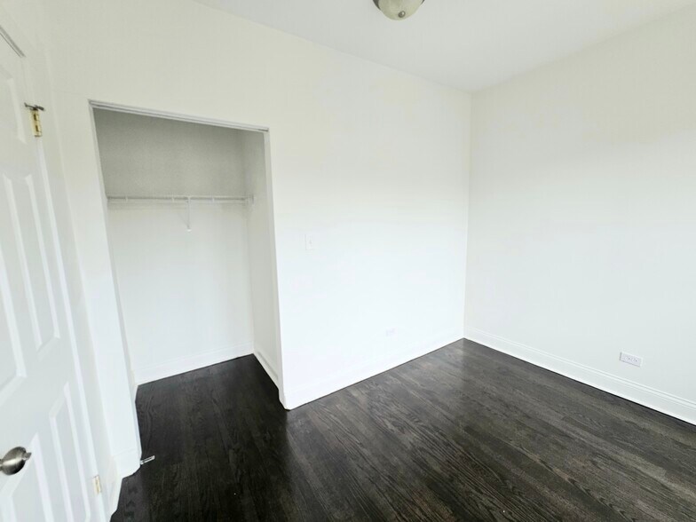 Building Photo - 2209 W Arthur Ave