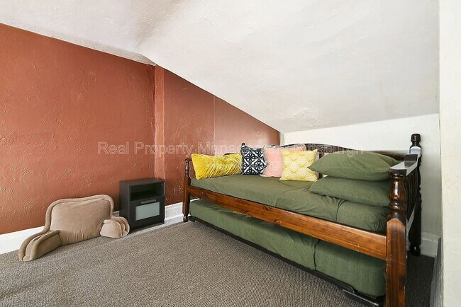 Building Photo - 320 Greenfield Ave