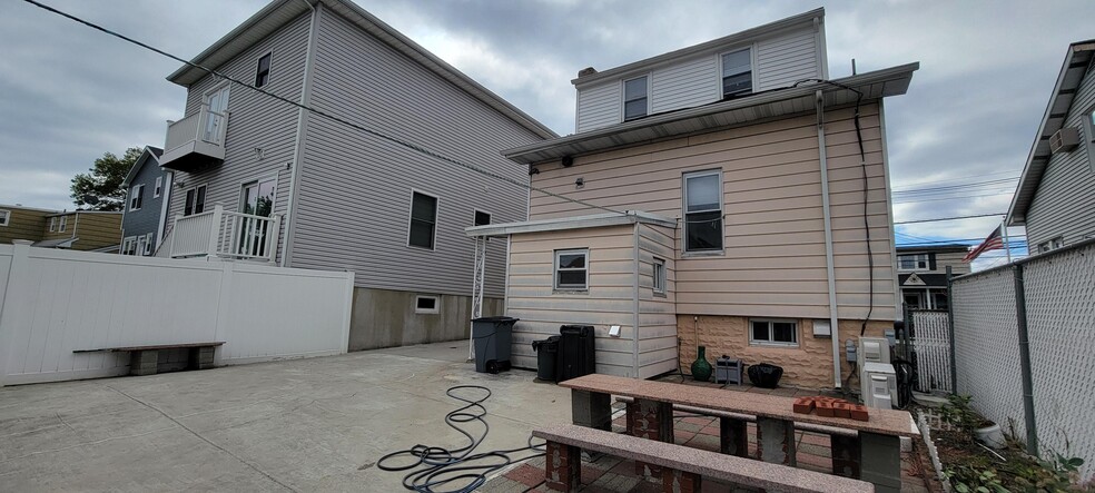 Building Photo - 712 5th St