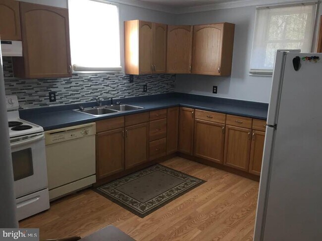 Building Photo - 5800 River Rd