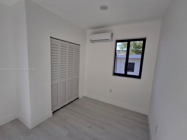 Building Photo - 539 SW 7th Ct