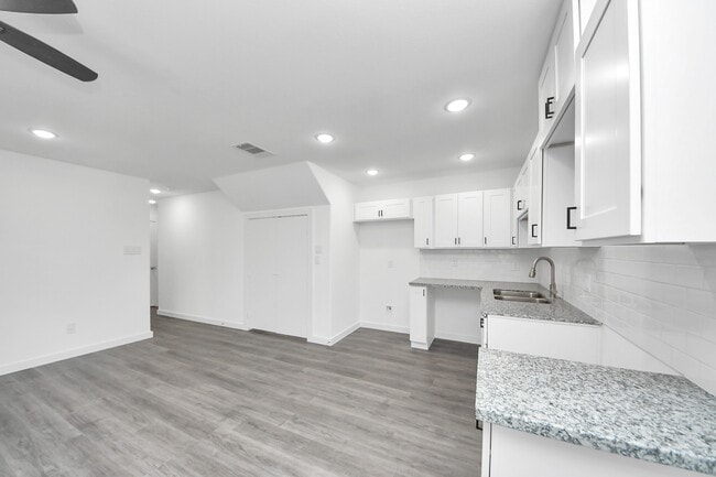 Building Photo - 2322 Wavell St