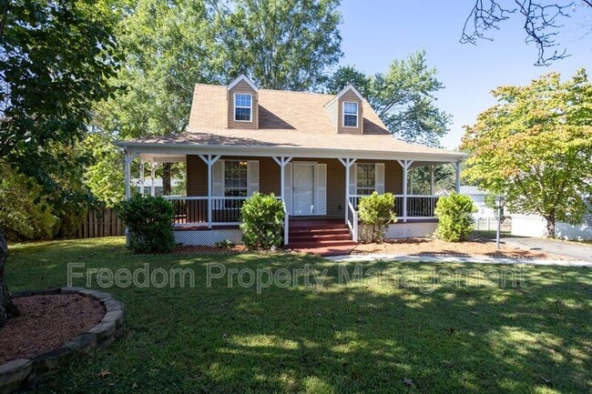 Building Photo - 5685 Roundtree Dr