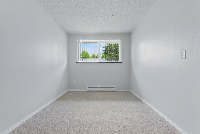 Building Photo - Comfort & Convenience in the Heart of Lents!