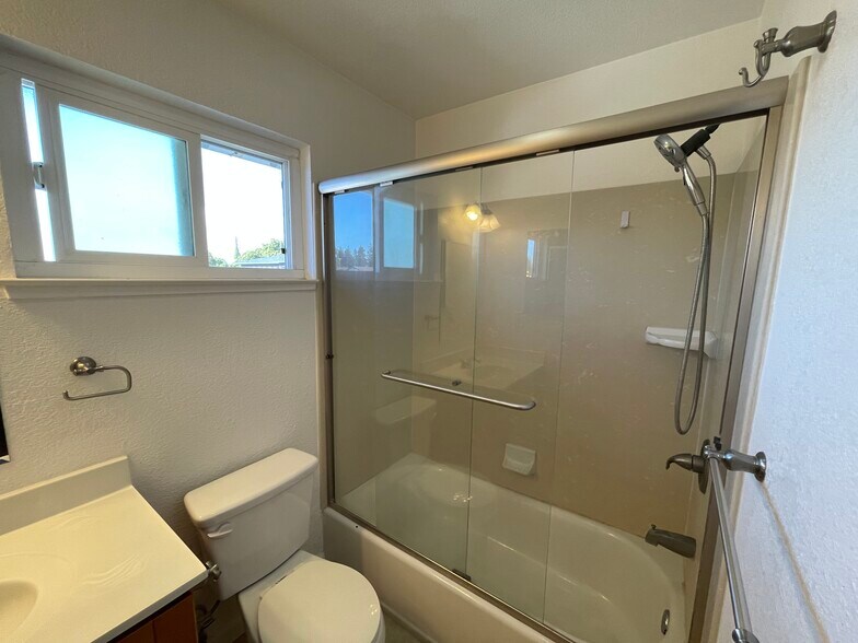 Upstairs bathroom - 1705 Monroe St