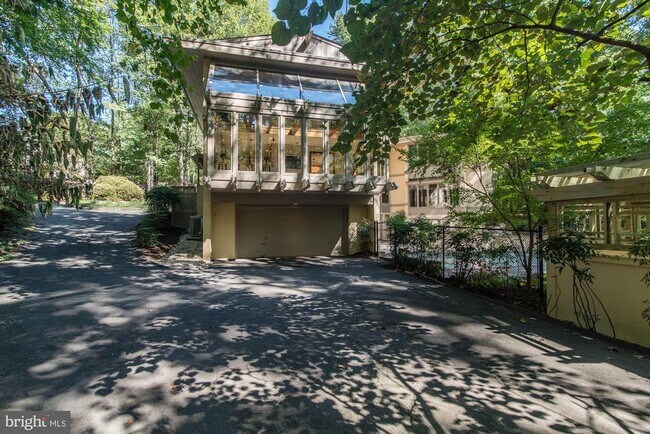 Building Photo - 1325 Darnall Dr