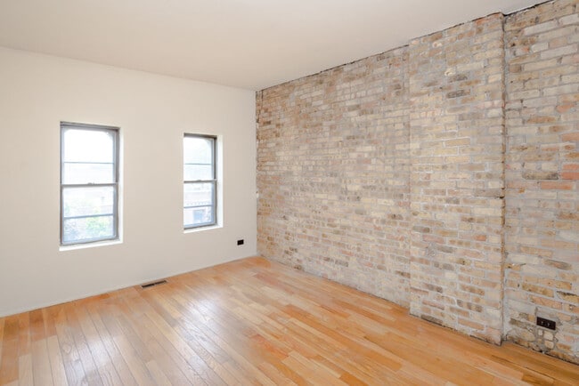 Building Photo - 1048 W Dickens Ave