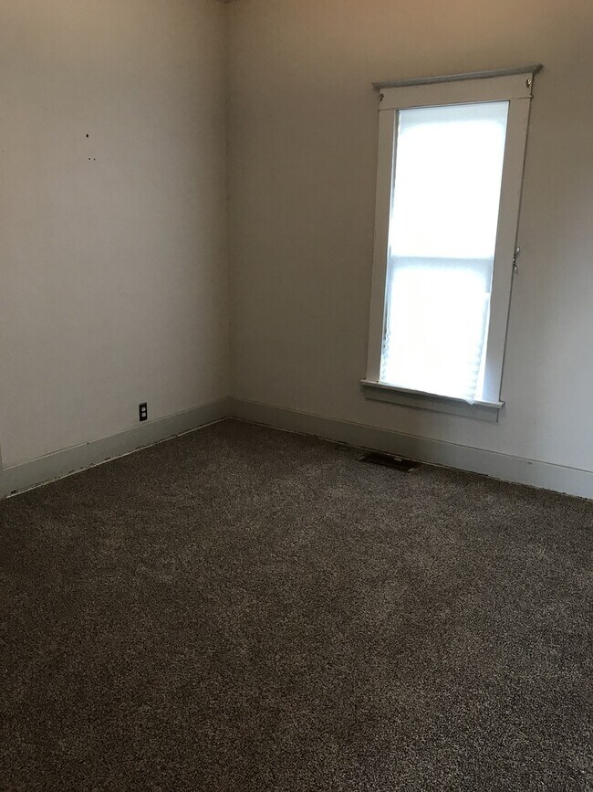 Building Photo - One of a kind ranch home with lake mountain views!