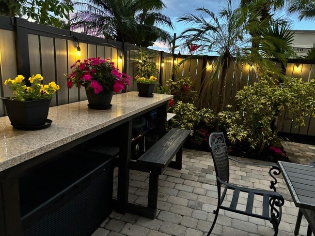 Building Photo - 1830 Embassy Dr