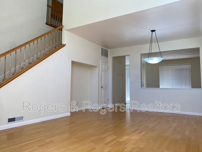 Building Photo - 213 Houghton St