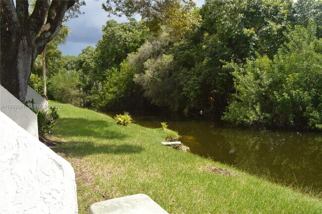 Building Photo - 303 Racquet Club Rd