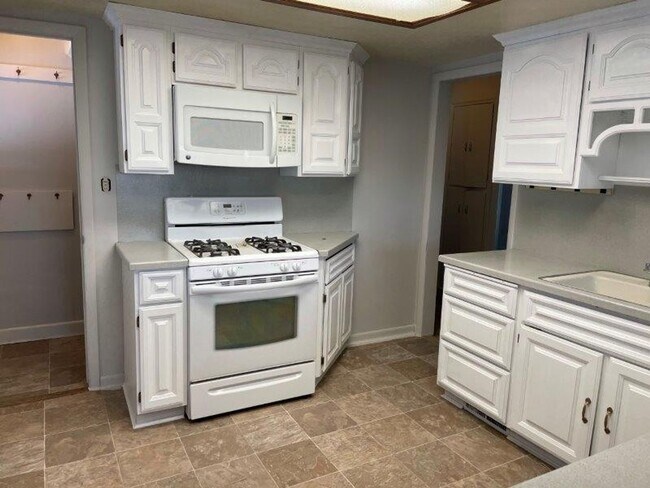 Primary Photo - Beautiful Brick Home! 5 Bed 2 Bath Home fo...
