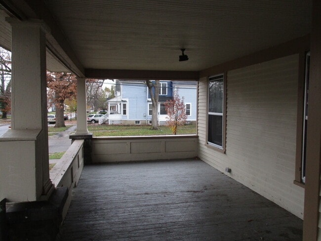 Building Photo - 4 Bedroom, 2 Bath house.