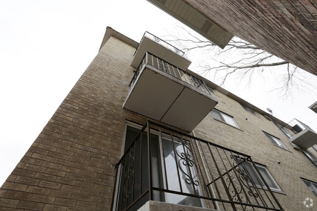 Building Photo - 1128 Des Plaines Ave