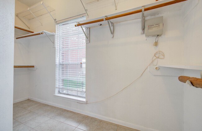 Building Photo - 10615 Alderford Ct